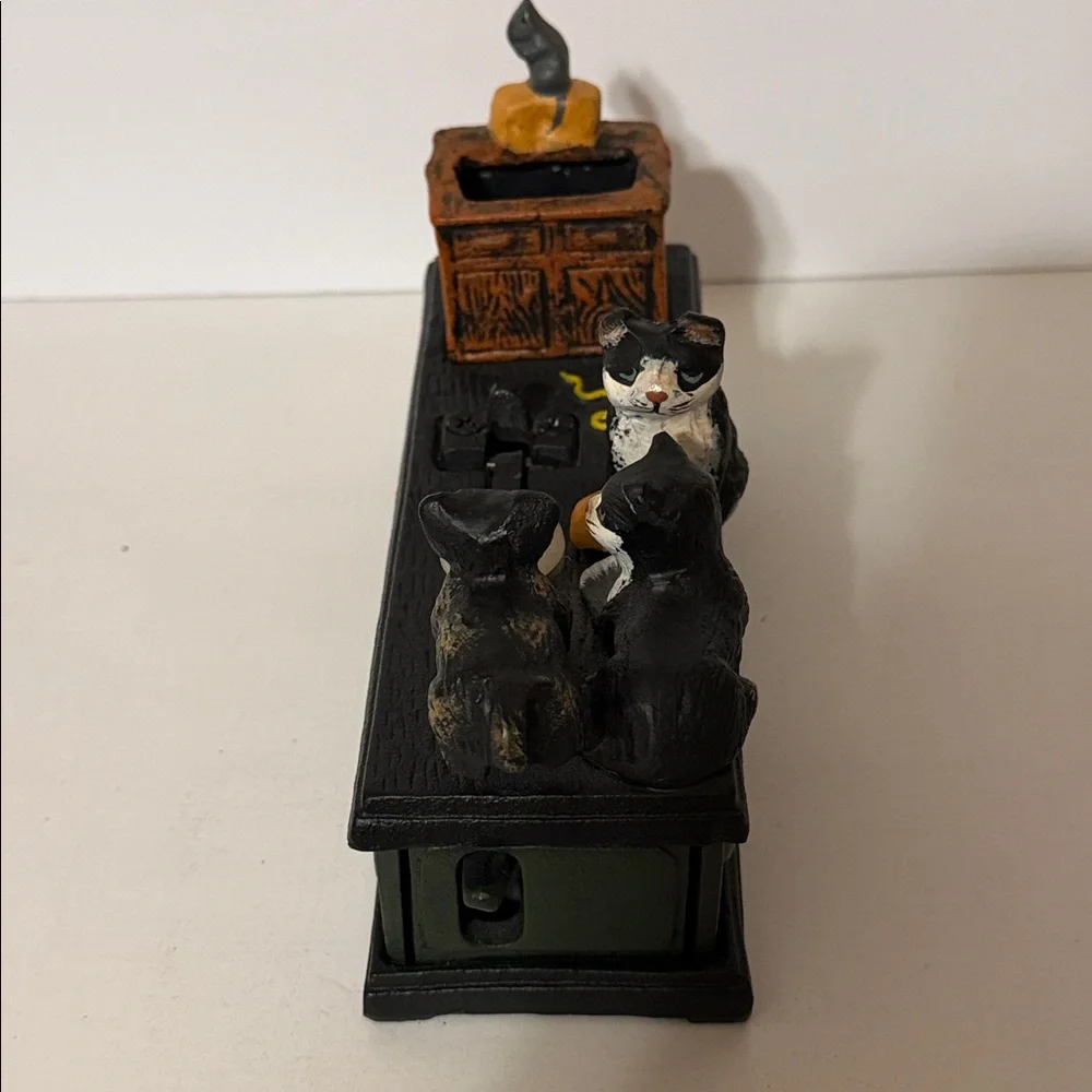 Design Toscano. Cat & Mouse Reproduction Vintage Cast Iron Mechanical Bank Heavy